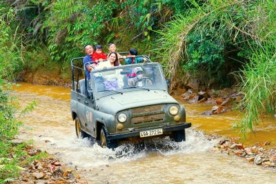 ''Cưỡi'' jeep băng rừng