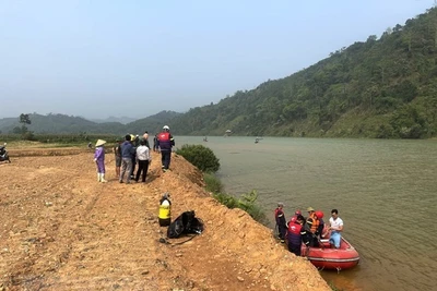 Lật thuyền trên sông Lô: Tìm thấy 1 nạn nhân, 2 người còn mất tích 