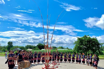 Stơr vang tiếng chiêng ngân