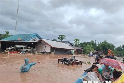 Quân đội Lào tìm kiếm tài xế người Việt mất tích trong vụ lở đất