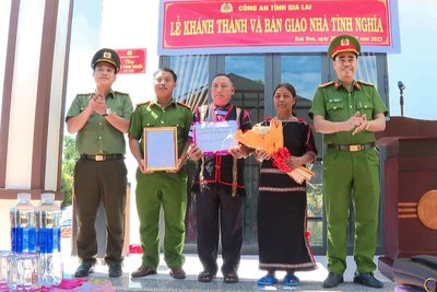 Công an tỉnh Gia Lai bàn giao 2 căn nhà tình nghĩa 