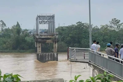 Phú Thọ: Sập cầu Phong Châu