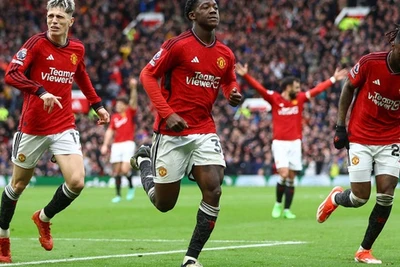 Man United níu chân Liverpool, Arsenal trở lại ngôi đầu