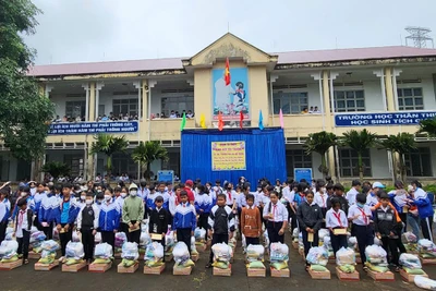 160 suất quà tặng học sinh và người dân có hoàn cảnh khó khăn tại xã Ia Sao