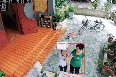 Cậu bé khoe giấy khen với người bố đơn thân qua camera khiến dân mạng tan chảy