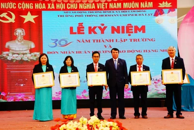 Trường Phổ thông Hermann Gmeiner Đà Lạt đón nhận Huân chương Lao động Hạng Nhì