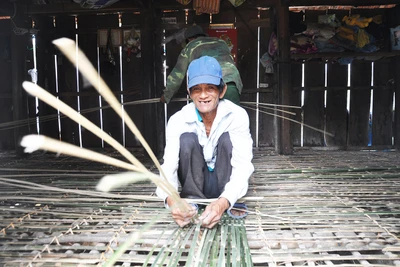 Dân làng Đê Chơ Gang chung tay bảo tồn nhà sàn truyền thống