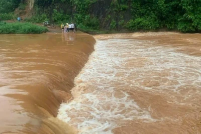 Một người bị dòng nước chảy xiết cuốn mất tích khi đi qua cầu