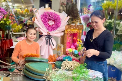 Giá hoa hồng đỏ tăng mạnh trước ngày Valentine