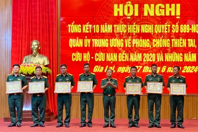  Đại tá Lê Kim Giàu-Ủy viên Ban Thường vụ Tỉnh ủy, Chỉ huy trưởng Bộ CHQS tỉnh trao giấy khen cho 7 tập thể có thành tích xuất sắc trong công tác PCTT, CNCH