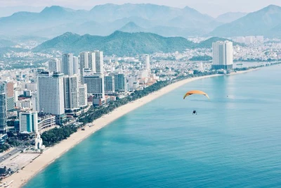 Bay dù lượn ngắm phố biển Nha Trang từ trên cao 