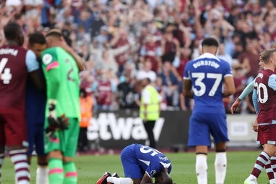 'Bom tấn' ra mắt thảm họa, Chelsea thua sốc West Ham