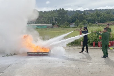 Công an huyện Kbang huấn luyện nghiệp vụ phòng cháy và chữa cháy cho 120 học viên