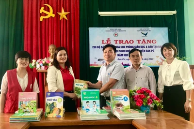 Đak Pơ: Tặng 200 bộ sách giáo khoa cho thư viện các trường học 