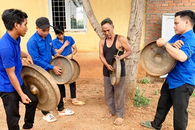 Dân làng gây quỹ mua cồng chiêng