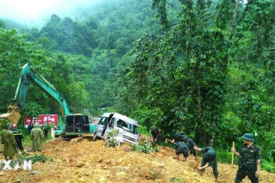 Hà Giang: Sạt lở đất vùi lấp ôtô khách khiến 8 người chết, 4 người bị thương