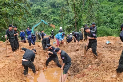 Hình ảnh tìm kiếm nạn nhân vụ sạt lở đất tại Hà Giang