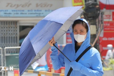 Nắng nóng kéo dài trong nhiều ngày tới, nhiệt độ có nơi trên 39 độ C