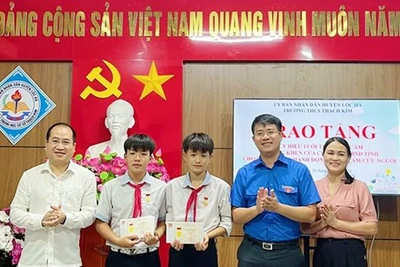 Tuyên dương hai học sinh dũng cảm cứu người đuối nước