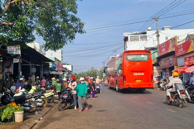 Họp chợ lấn vỉa hè, lòng đường Nơ Trang Long