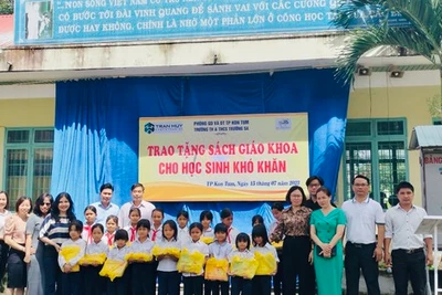 Kon Tum: Huy động 28.100 bộ sách giáo khoa tặng học sinh