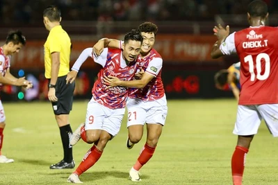 V-League: CLB TP.HCM thăng hoa trên sân Thống Nhất, HAGL lại lâm nguy vì thua đậm