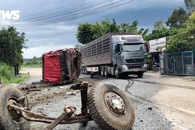 Xe tải mất thắng tông vào vách núi, lộn nhiều vòng ở Phú Yên