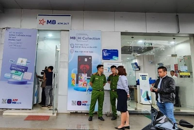 Thấy 37 triệu đồng vô chủ ở ATM: Người đàn ông mang nộp Công an