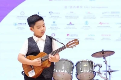 Học theo YouTube, cậu bé gốc Việt giành giải nhất ukulele cuộc thi quốc tế