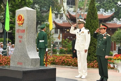 Hai Bộ trưởng Bộ Quốc phòng Việt Nam và Trung Quốc tô son cột mốc biên giới