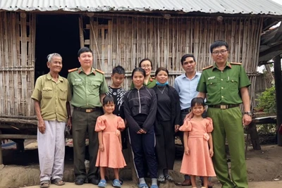 Công an huyện Kbang chung tay giúp đỡ trẻ em nghèo