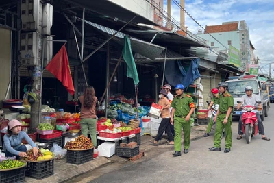 Phường Đoàn Kết ra quân lập lại trật tự đô thị