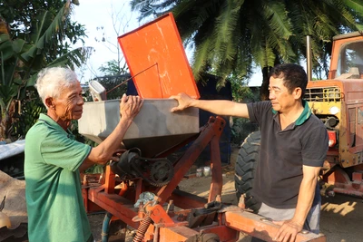 Lão nông lớp 5 cải tiến máy cày đa năng 