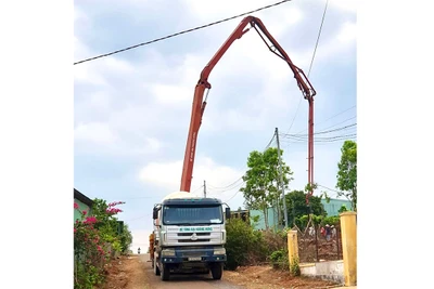 Nguy cơ mất an toàn lưới điện do xe bồn bê tông