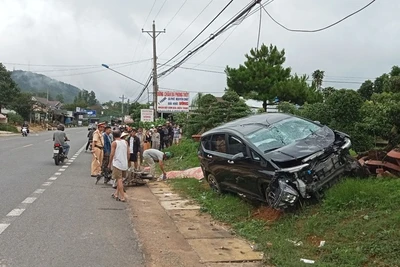 Ô tô lao sang đường tông xe máy, 2 người thương vong 