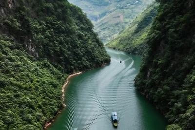 Ngắm hẻm vực sâu nhất Đông Nam Á ở Hà Giang, nơi tàu thuyền vừa dừng hoạt động