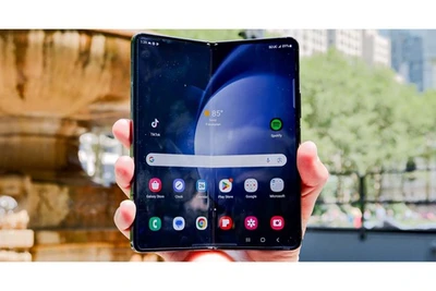 'So găng' iPhone 15 với Galaxy Z Fold5