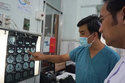 Lần đầu tiên, bác sĩ sử dụng ECMO cứu trẻ mắc tay chân miệng nặng