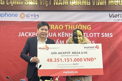 Một phụ nữ nhận giải Jackpot đầu tiên năm 2024 của Vietlott trị giá gần 50 tỉ đồng