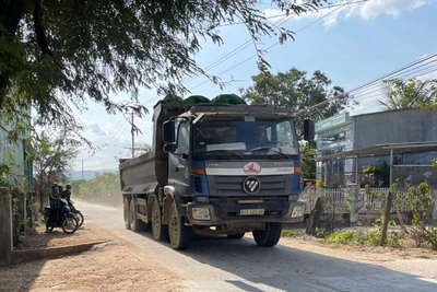 Xe trọng tải lớn “tung hoành” trên đường dân sinh