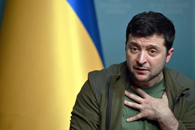 Tổng thống Ukraine Volodymyr Zelensky tiết lộ lý do mang súng bên mình