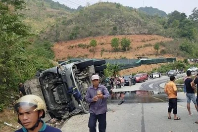 Kon Tum: Lật xe đầu kéo chở nhựa đường nóng trên QL14