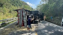 Xe tải mất lái lao vào vách núi, lật ngang đè trúng ôtô 7 chỗ