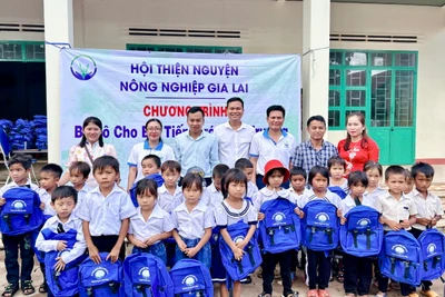 Trao 300 phần quà cho học sinh xã Ia Piơr