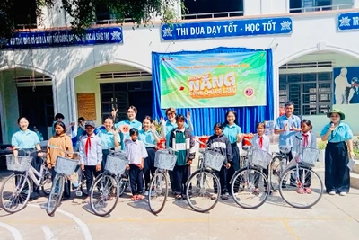 Kông Chro: Trao tặng quà cho học sinh Trường Tiểu học và Trung học cơ sở Lê Lợi