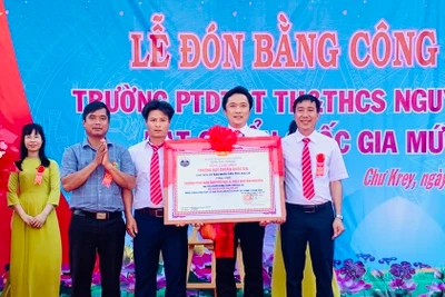 Kông Chro: Trường phổ thông dân tộc bán trú Tiểu học và THCS Nguyễn Khuyến đạt chuẩn quốc gia mức độ I