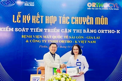 Chuyển giao kỹ thuật điều trị tật khúc xạ không phẫu thuật cho BV Mắt quốc tế Sài Gòn-Gia Lai 