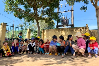 Trăn trở Tết ở làng “siêu đẻ”