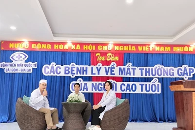 Trên 100 người cao tuổi Pleiku tham gia tọa đàm các bệnh lý về mắt