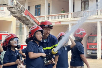 Trải nghiệm chương trình "Chúng em làm lính cứu hỏa"